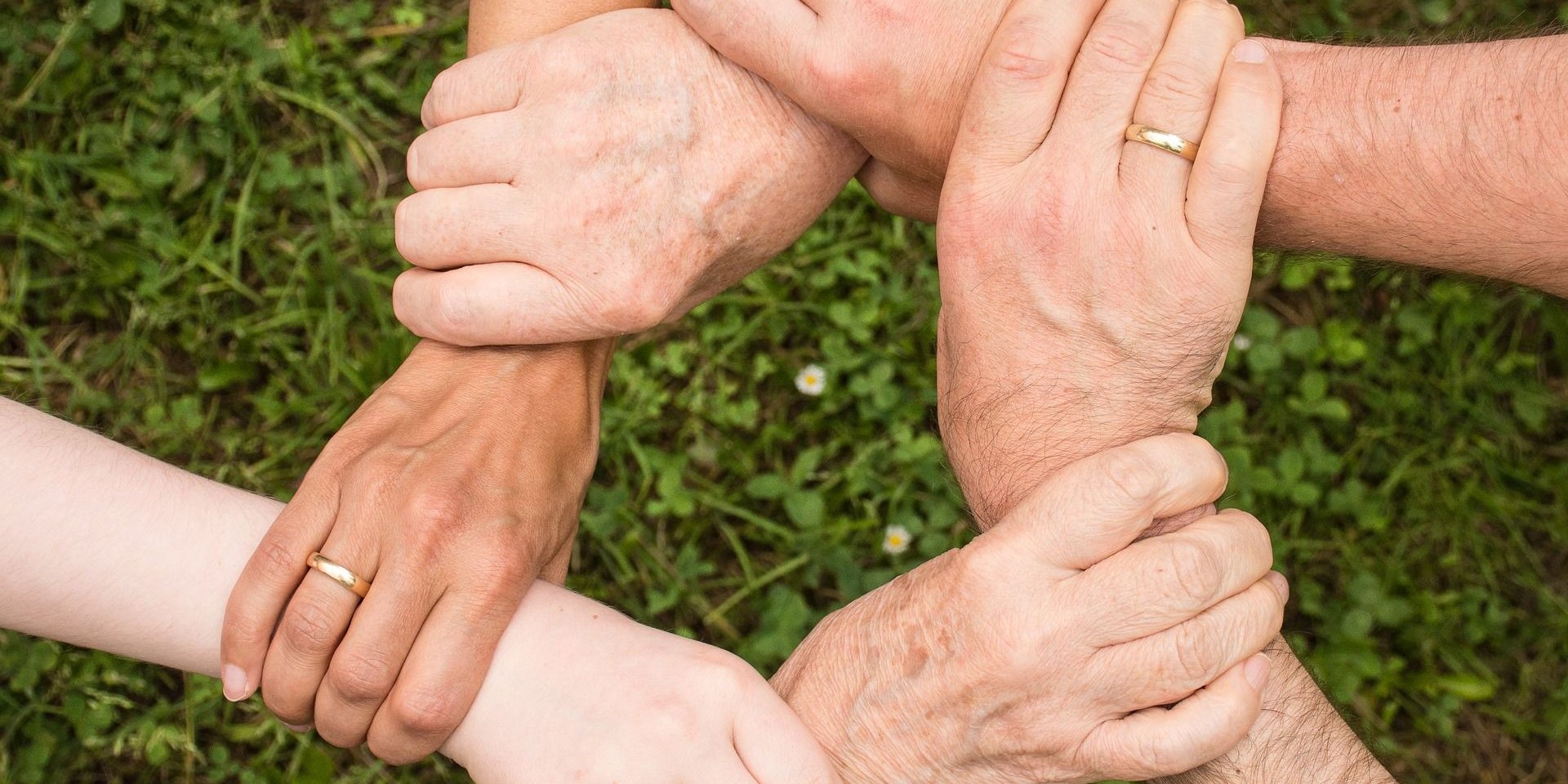 Haende im Kreis sich anfassend